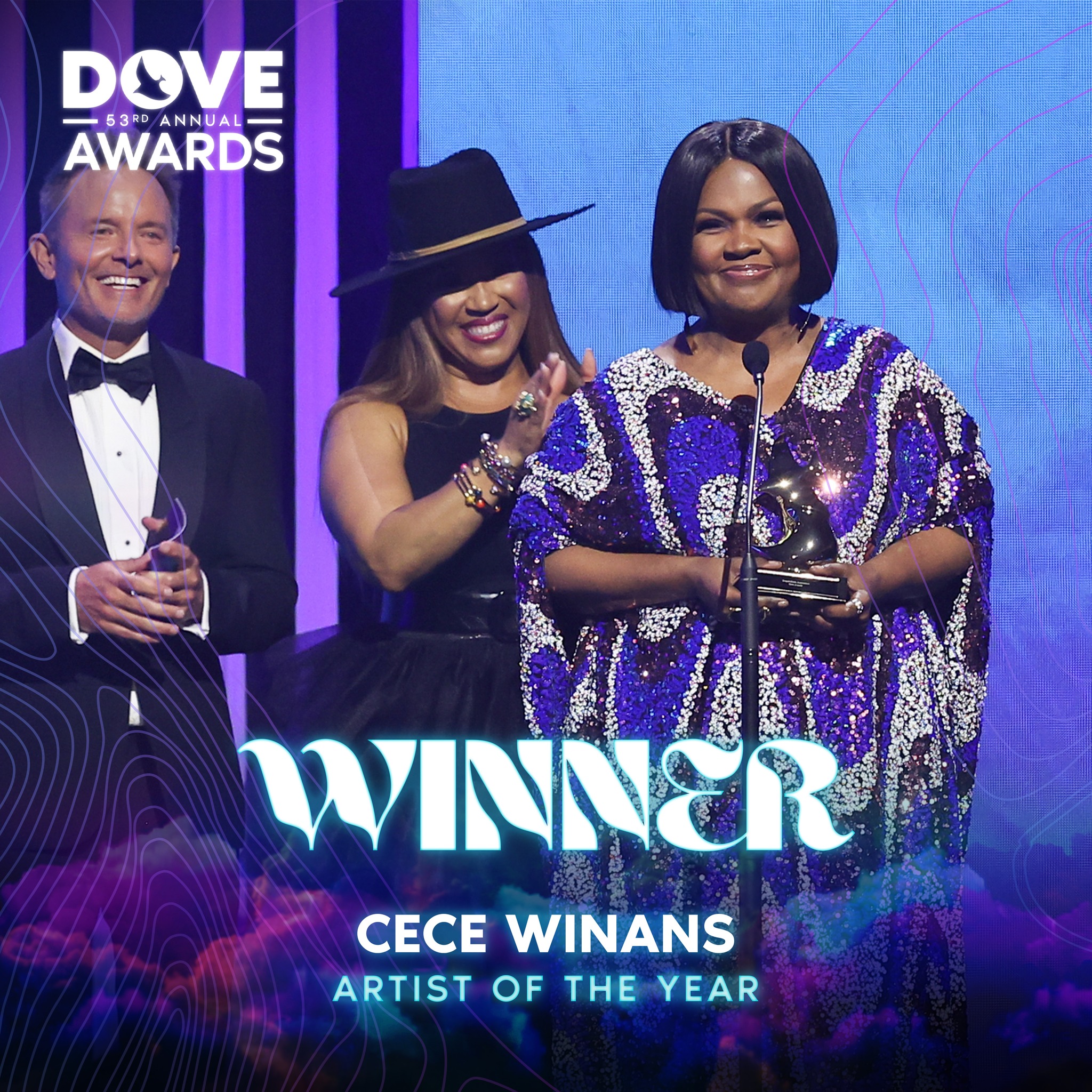 獲得年度歌手獎的薇娜絲。（圖／翻攝自FB@GMA Dove Awards）